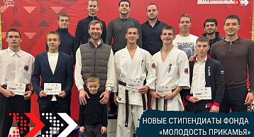 Николай Наумов вручил сертификаты стипендиатам  