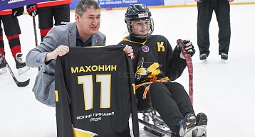 Дмитрий Махонин поздравил пермские команды адаптивного хоккея