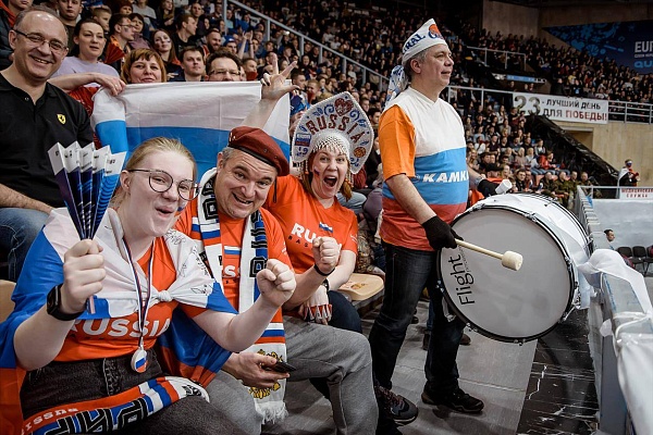 восторженные болельщики на баскетбольном матче